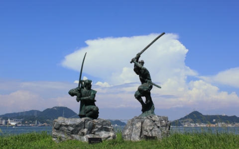 巌流島の武蔵・小次郎像